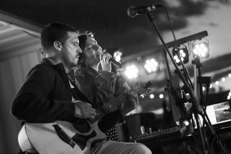 DuoMadjay est un duo guitare-voix qui revisite trois décennies de succès avec une sensibilité acoustique rare.