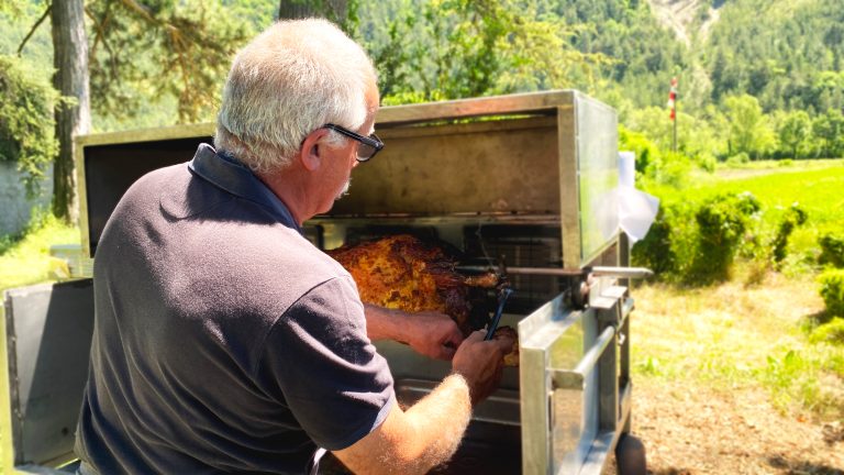 Avis aux épicuriens du goût : un jambon cuit à la broche pendant plusieurs heures, ça vous tente ? Réservation obligatoire au 07 43 25 05 71 ou sur le site internet www.lesjardinsducaveau.com