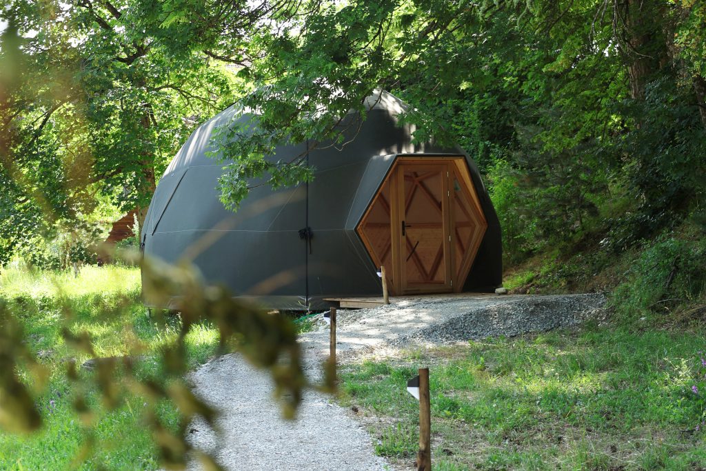 Le dôme géodésique PMR, de fabrication française par l'entreprise La Tanière de Mémé, offre une expérience insolite niché derrière les arbres. Entièrement adapté aux personnes en situation de handicap, moteur et visuelle.