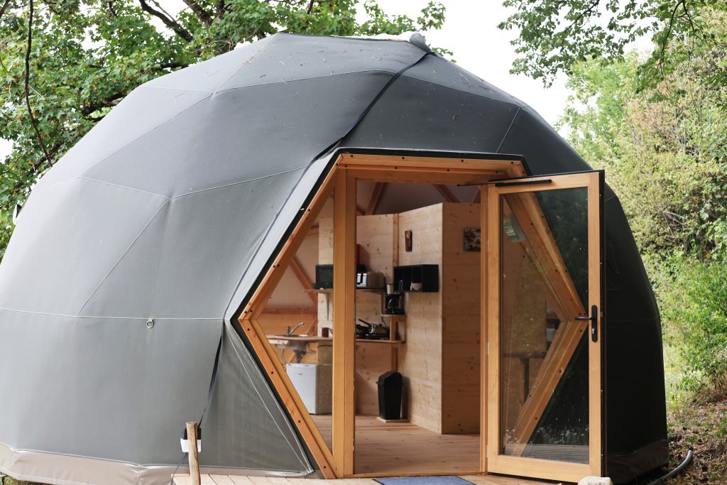 Le dôme géodésique PMR, de fabrication française par l'entreprise La Tanière de Mémé, offre une expérience insolite niché derrière les arbres. Entièrement adapté aux personnes en situation de handicap, moteur et visuelle.