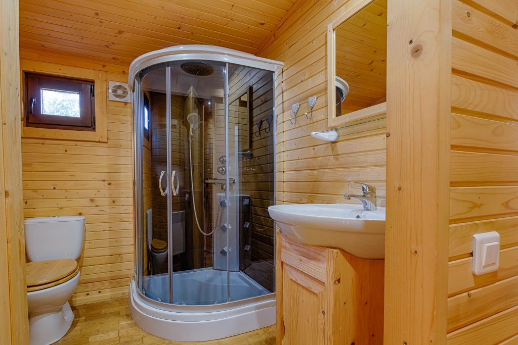 Le logement insolite Justin de type roulotte est idéal pour les voyageurs recherchant le calme. Placé côté des champs, il offre une vue sur la forêt la montagne du Glandasse.