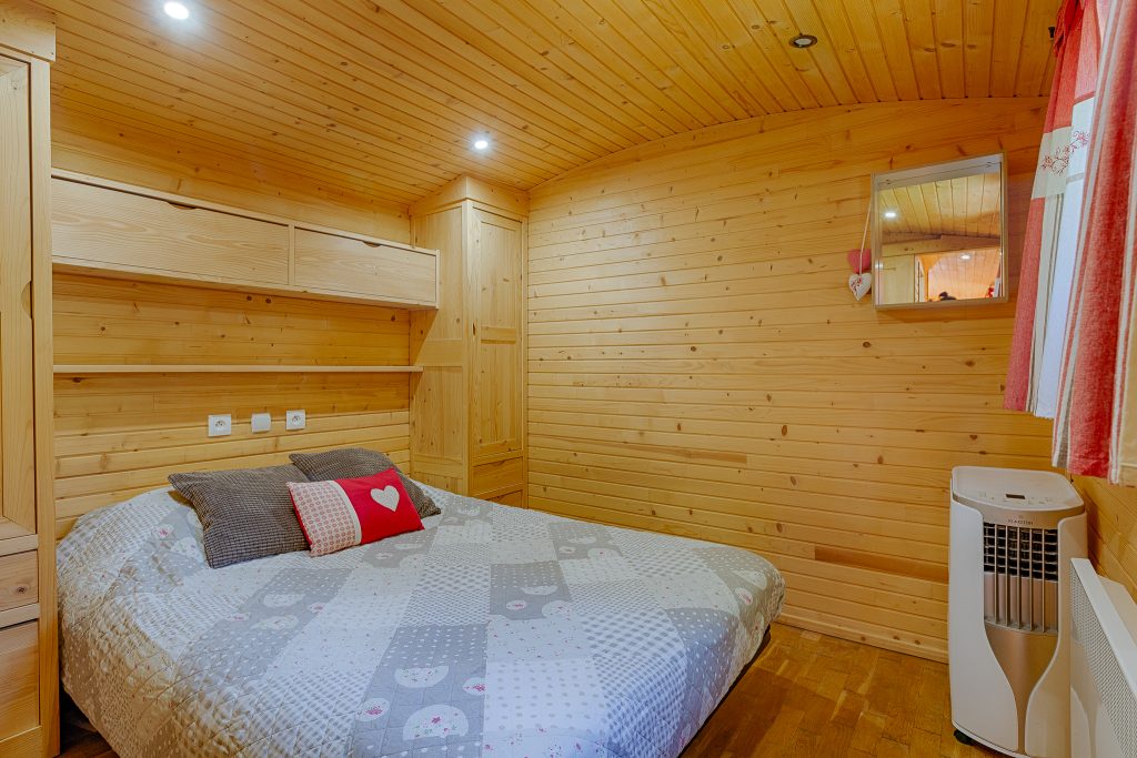 Le logement insolite Justin de type roulotte est idéal pour les voyageurs recherchant le calme. Placé côté des champs, il offre une vue sur la forêt la montagne du Glandasse.