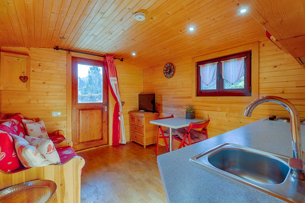 Le logement insolite Justin de type roulotte est idéal pour les voyageurs recherchant le calme. Placé côté des champs, il offre une vue sur la forêt la montagne du Glandasse.