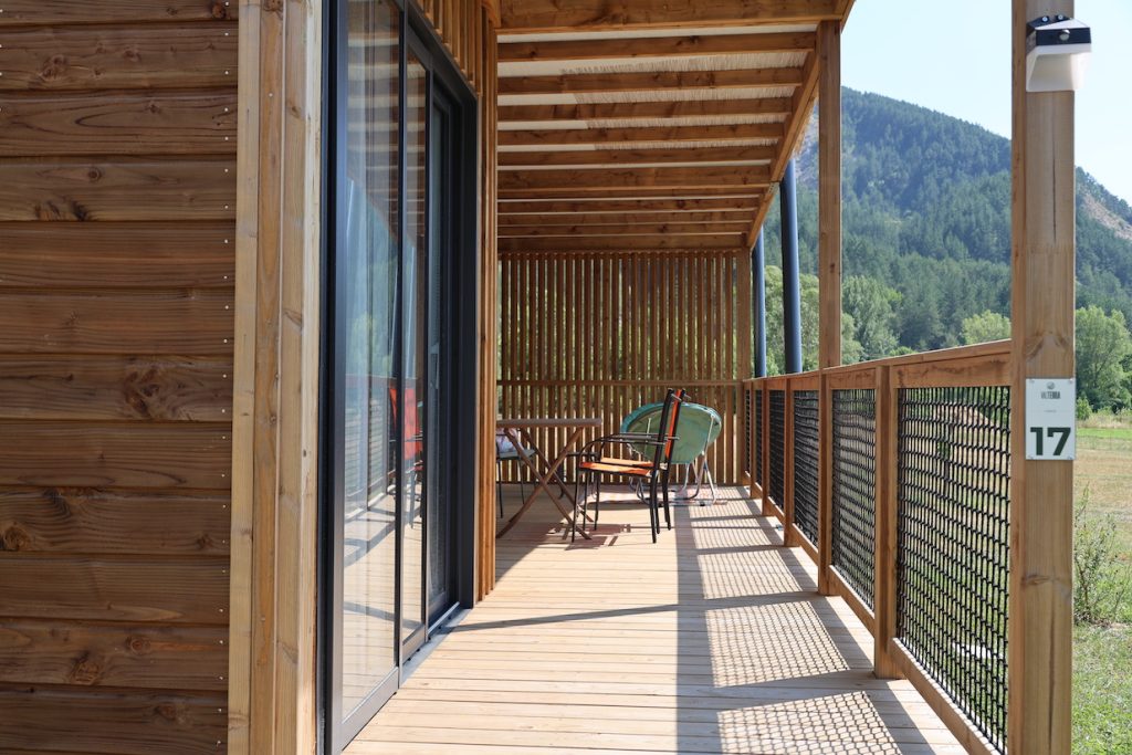 Le lodge Combeau offre tout le confort nécessaire pour vos séjours en couple, en famille ou entre amis.
Bénéficiez d'un gite de 35 m² dans l'un des plus beaux villages de France, à Châtillon-en-Diois.