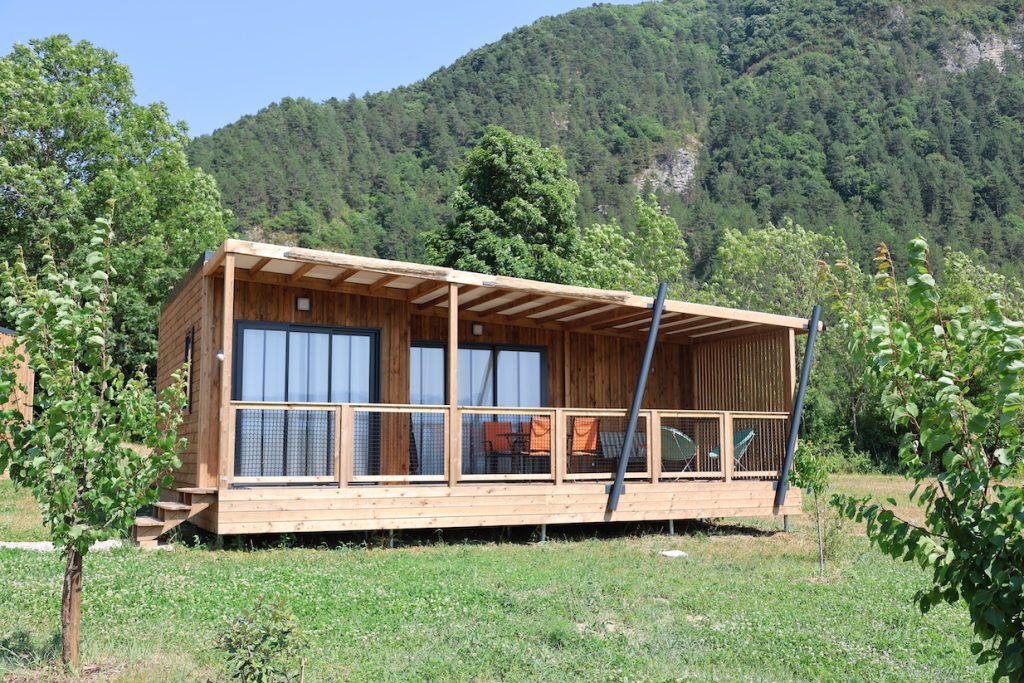 Le lodge Combeau offre tout le confort nécessaire pour vos séjours en couple, en famille ou entre amis.
Bénéficiez d'un gite de 35 m² dans l'un des plus beaux villages de France, à Châtillon-en-Diois.