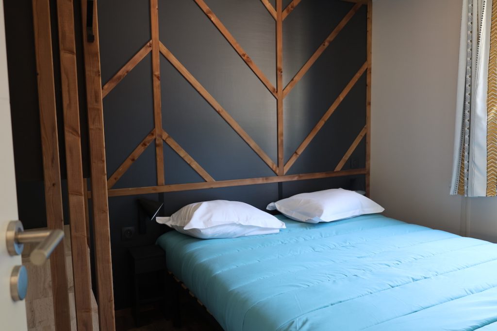 Le lodge Combeau offre tout le confort nécessaire pour vos séjours en couple, en famille ou entre amis.
Bénéficiez d'un gite de 35 m² dans l'un des plus beaux villages de France, à Châtillon-en-Diois.