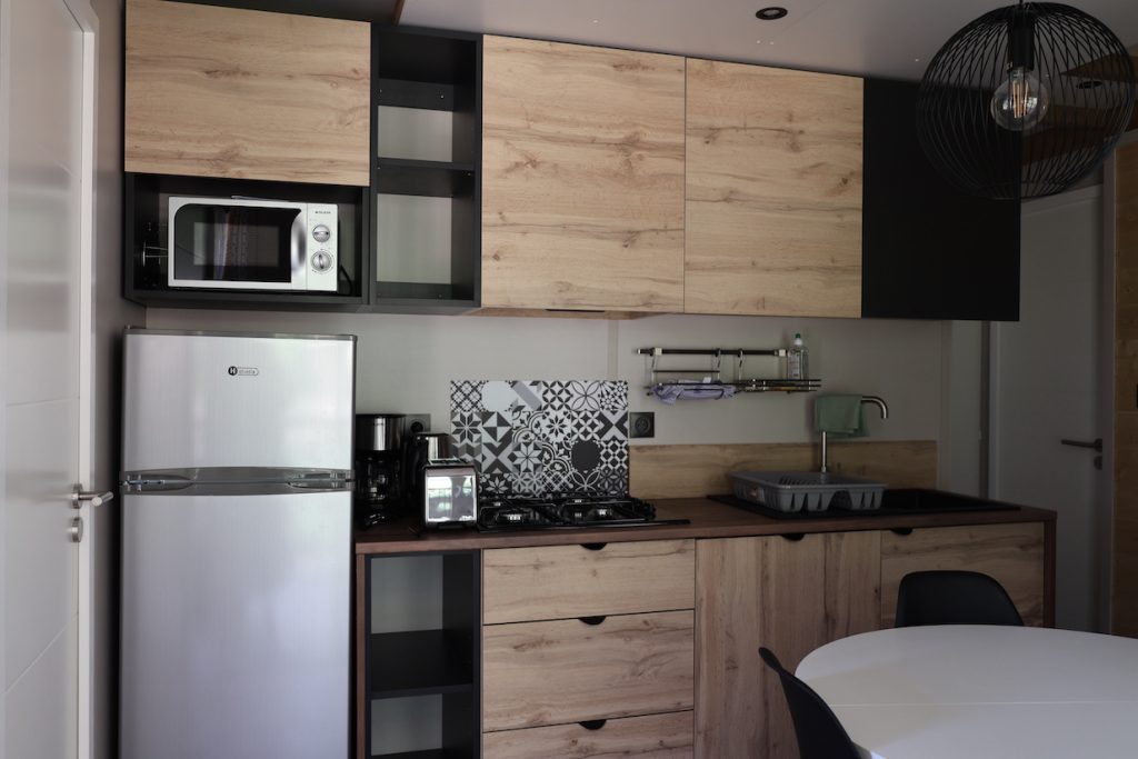 Le lodge Combeau offre tout le confort nécessaire pour vos séjours en couple, en famille ou entre amis.
Bénéficiez d'un gite de 35 m² dans l'un des plus beaux villages de France, à Châtillon-en-Diois.