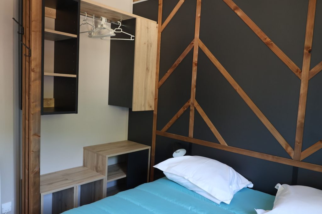 Le lodge Combeau offre tout le confort nécessaire pour vos séjours en couple, en famille ou entre amis.
Bénéficiez d'un gite de 35 m² dans l'un des plus beaux villages de France, à Châtillon-en-Diois.