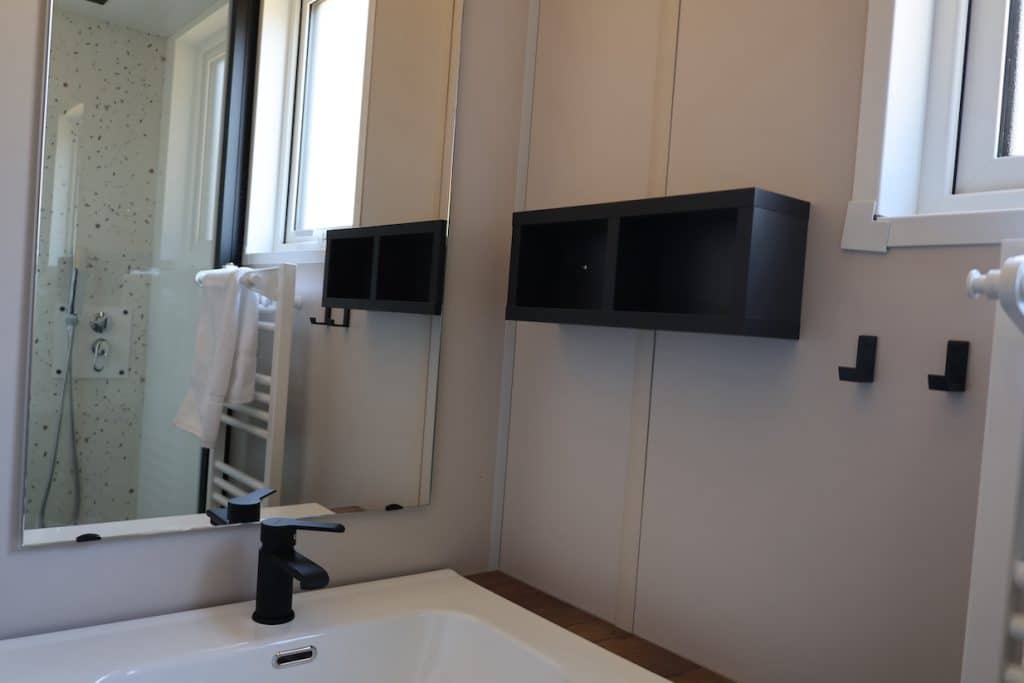 Le lodge Combeau offre tout le confort nécessaire pour vos séjours en couple, en famille ou entre amis.
Bénéficiez d'un gite de 35 m² dans l'un des plus beaux villages de France, à Châtillon-en-Diois.