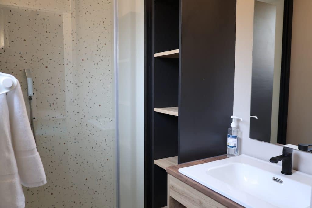 Le lodge Combeau offre tout le confort nécessaire pour vos séjours en couple, en famille ou entre amis.
Bénéficiez d'un gite de 35 m² dans l'un des plus beaux villages de France, à Châtillon-en-Diois.