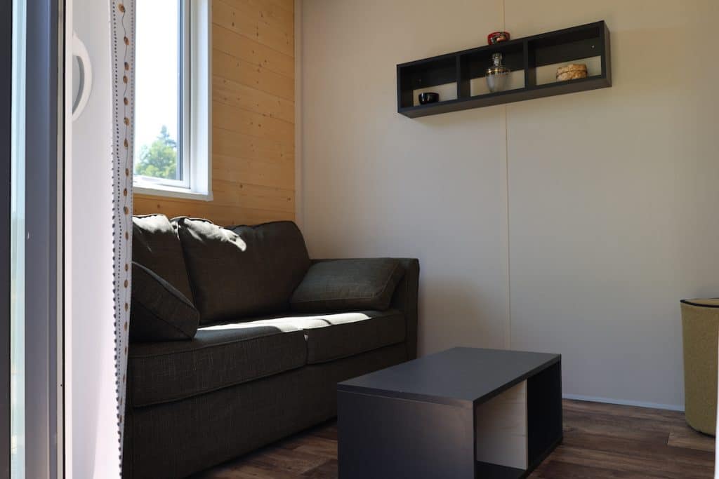 Le lodge Combeau offre tout le confort nécessaire pour vos séjours en couple, en famille ou entre amis.
Bénéficiez d'un gite de 35 m² dans l'un des plus beaux villages de France, à Châtillon-en-Diois.