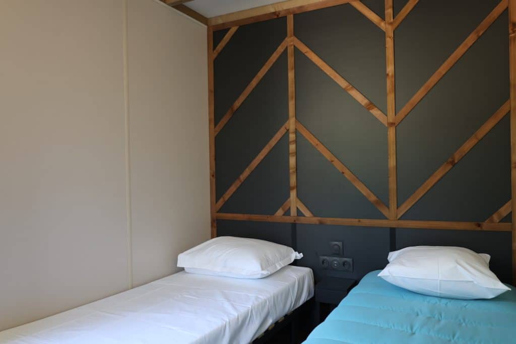 Le lodge Combeau offre tout le confort nécessaire pour vos séjours en couple, en famille ou entre amis.
Bénéficiez d'un gite de 35 m² dans l'un des plus beaux villages de France, à Châtillon-en-Diois.