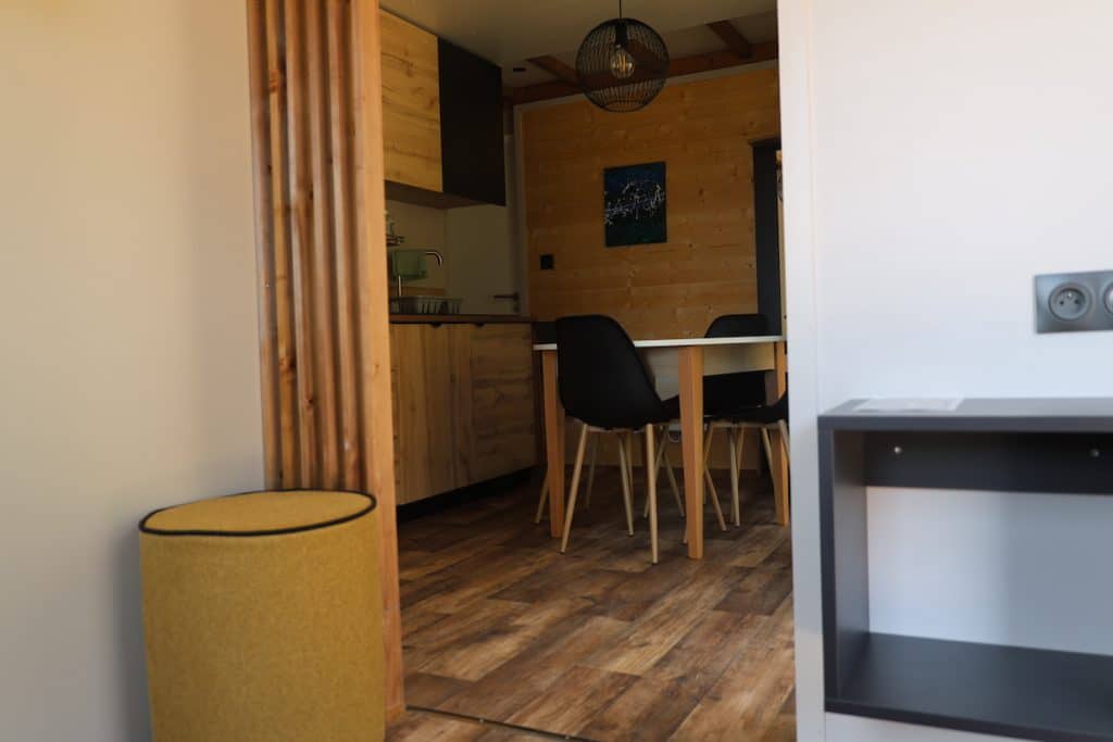 Le lodge Combeau offre tout le confort nécessaire pour vos séjours en couple, en famille ou entre amis.
Bénéficiez d'un gite de 35 m² dans l'un des plus beaux villages de France, à Châtillon-en-Diois.