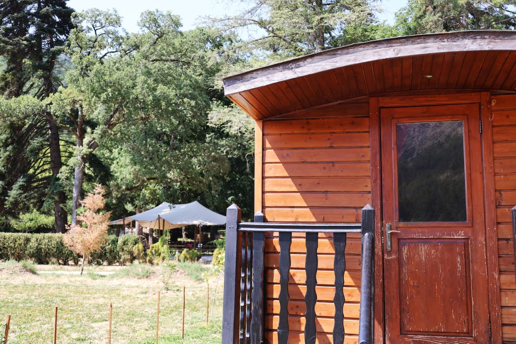 Roulotte insolite sur le site de Valterra Lodges à Chatillon en Diois