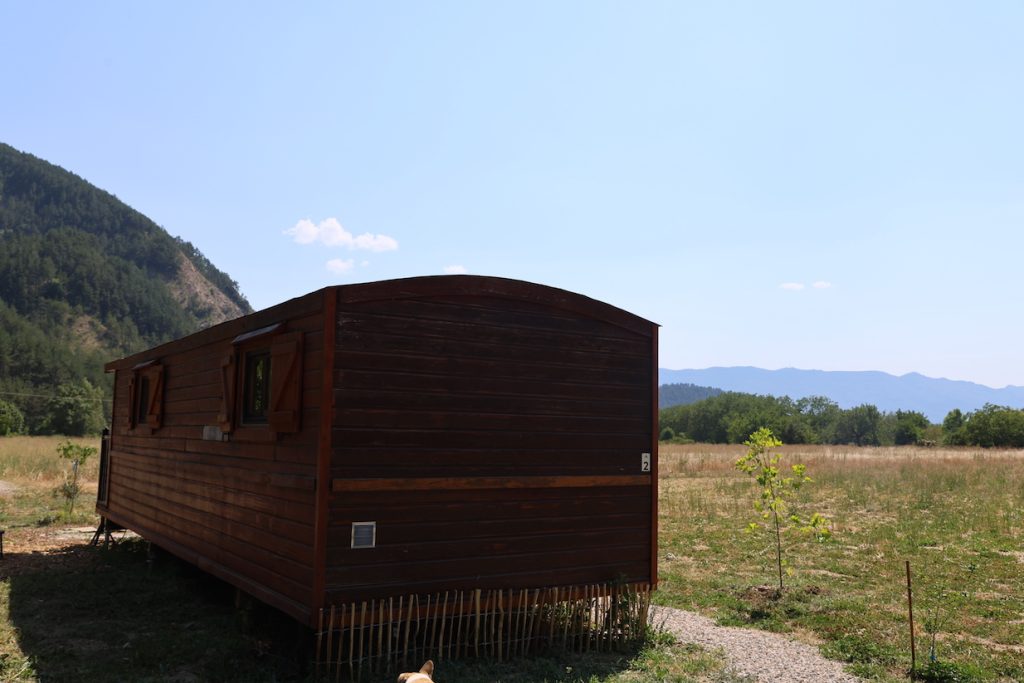 Roulotte insolite sur le site de Valterra Lodges à Chatillon en Diois