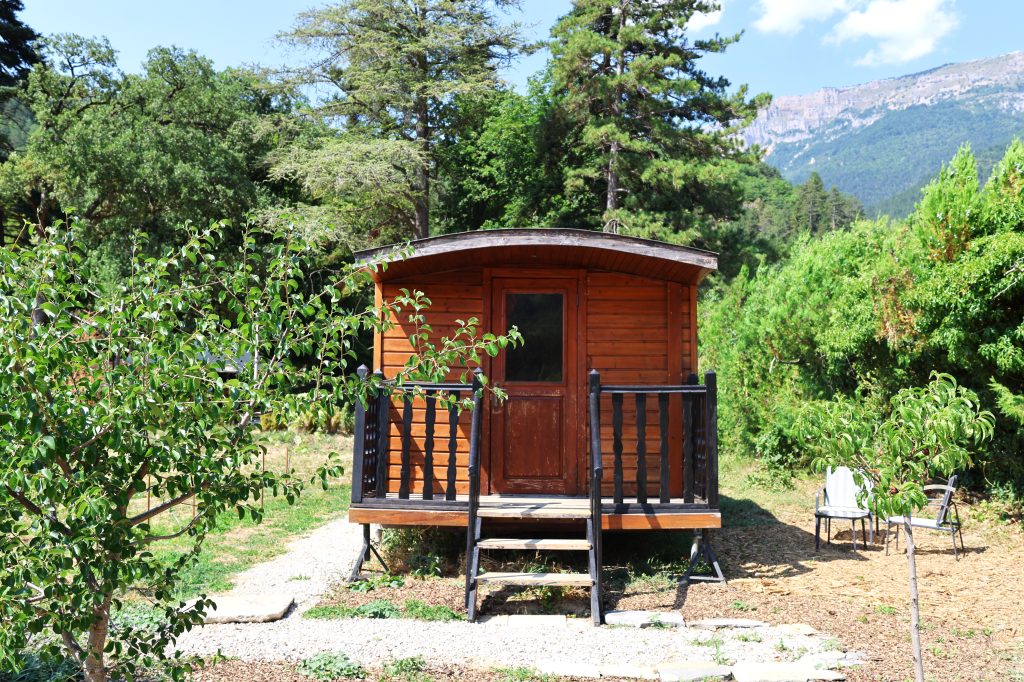 Roulotte insolite sur le site de Valterra Lodges à Chatillon en Diois