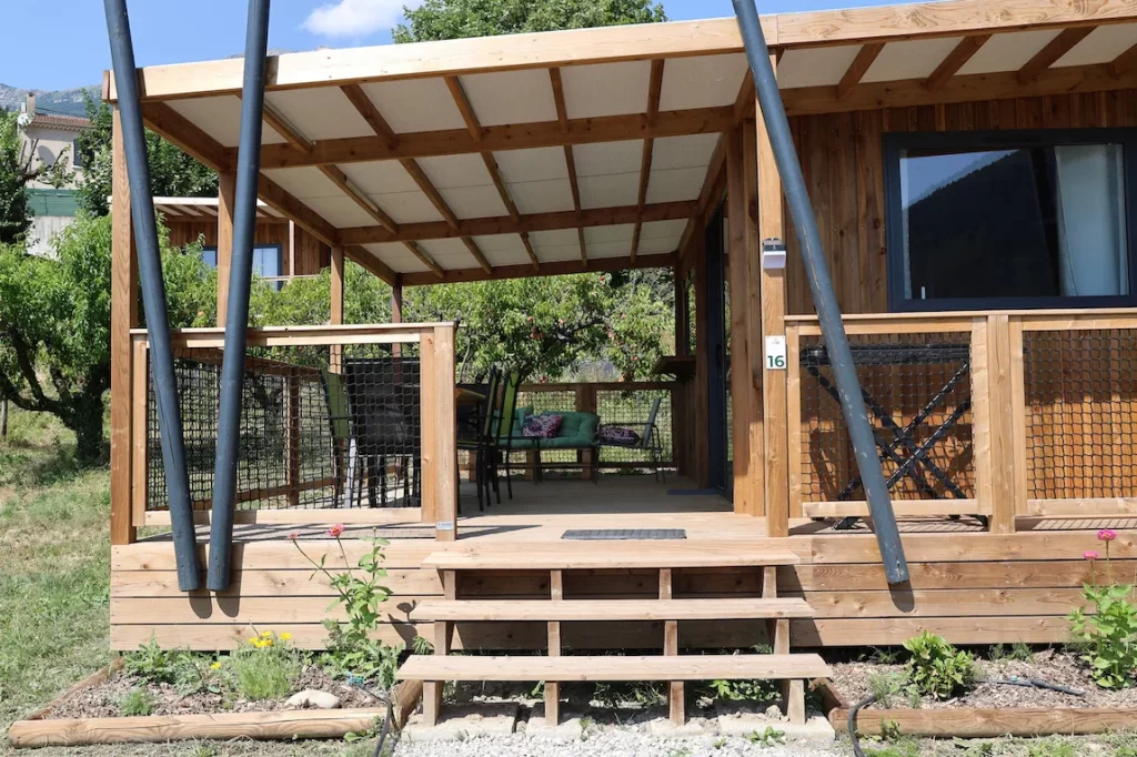 exterieur valterra Lodges Archiane vue de face 35M2 Chatillon en diois