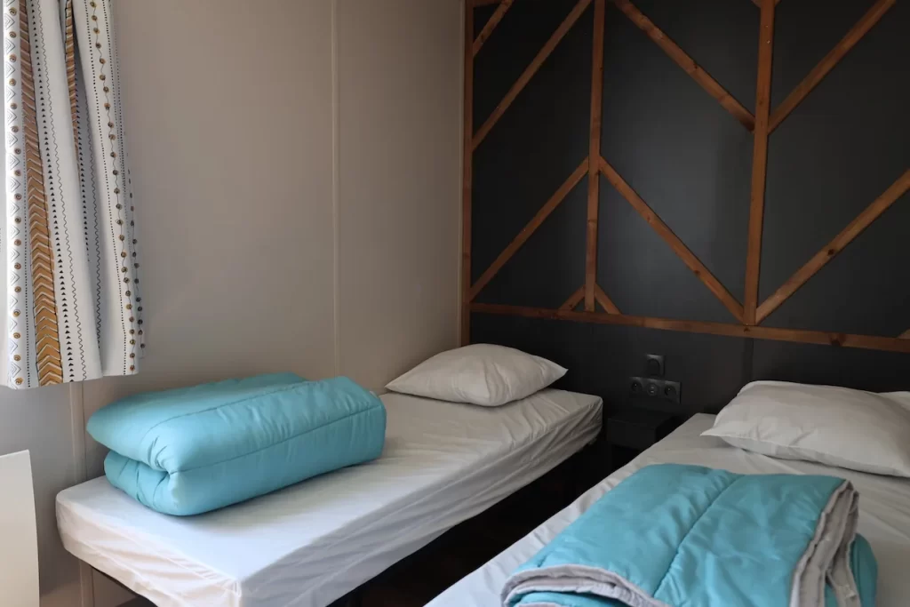 Chambre deux lits simples avec salle de bain