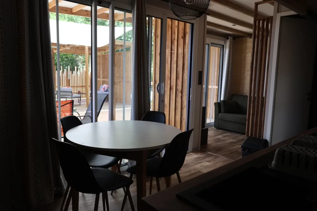 vue salon cuisine Lodge Ambane