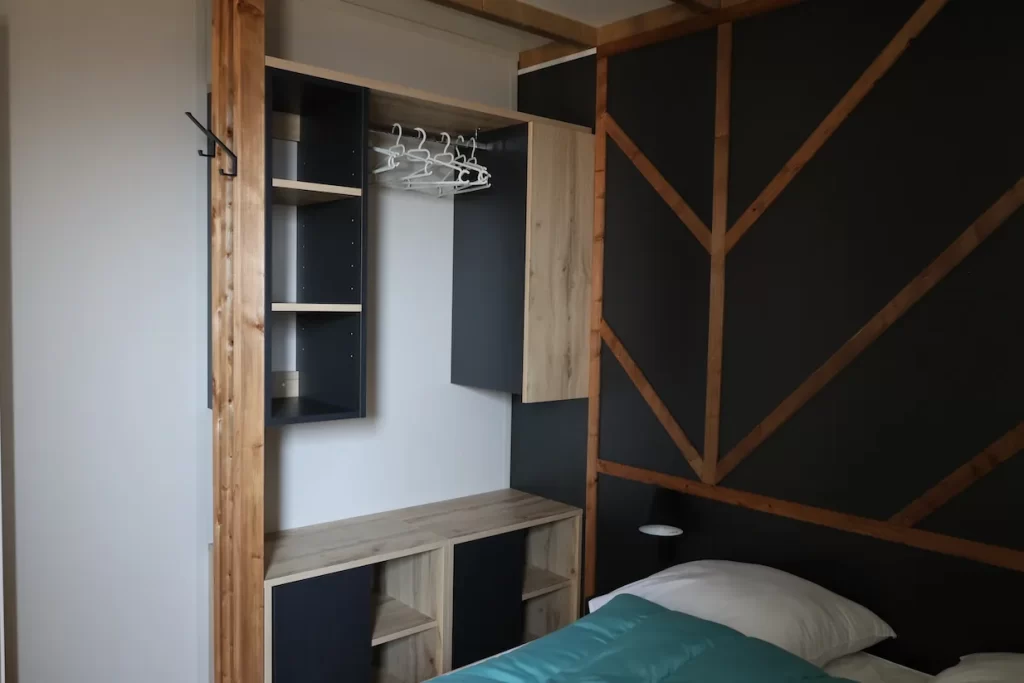 interieur valterra Lodges Archiane dressing chambre lit double 35M2 Chatillon en diois