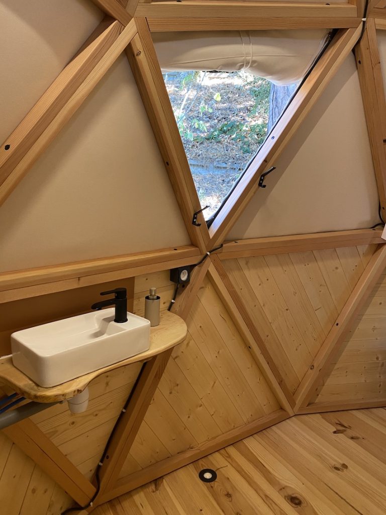 salle de bain ouverture Dome PMR Valterra Lodge Chatillon en diois